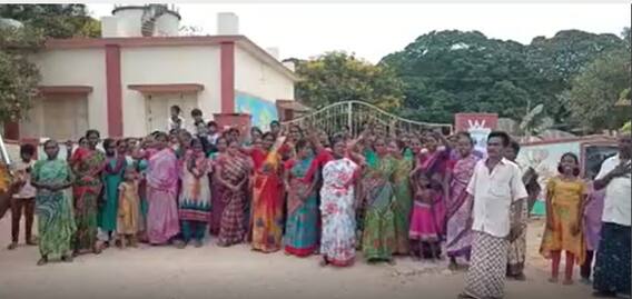 Parents Protest For School in Nellore: బడుల విలీనానికి వ్యతిరేకంగా తల్లిదండ్రుల ఆందోళన | ABP Desam