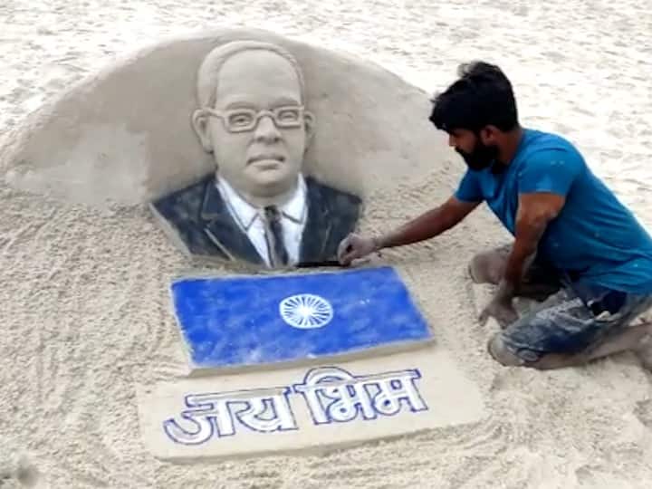 वेंगुर्ल्यातील एका कलाकारानं डॉ. बाबासाहेब आंबेडकरांना अनोख्या पद्धतीनं अभिवादन केलं आहे.