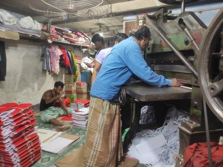 Here we see Mohammad Rahim, who hails from Joynagar, at work in the workshop of Nitai Shah & Sons. He has been involved in making kheror khata since he was 13 years old. Rahim said kheror khata was basically used by people from East Pakistan. (Photo: Abhishek De)