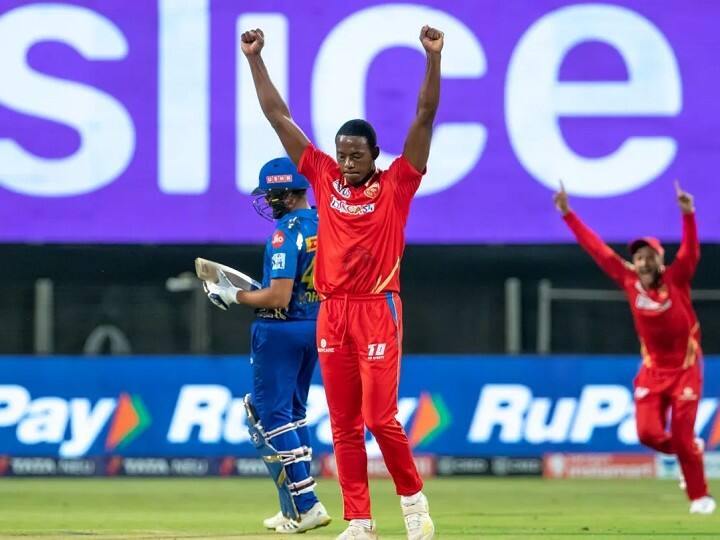 पंजाब किंग्स के कगिसो रबाड़ा और KKR के उमेश यादव नो बॉल फेंकने में सबसे आगे हैं. दोनों इस सीजन 3-3 नो बॉल कर चुके हैं.