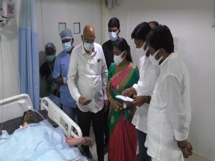 Vijayawada Andhra Hospital home minister taneti vanita visited Porus chemical factory fire accident victims Eluru Chemical Factory Accident : కెమికల్ ఫ్యాక్టరీ అగ్ని ప్రమాద బాధితులకు హోంమంత్రి పరామర్శ, యజమాన్యానిది తప్పని తేలితే కఠిన చర్యలు