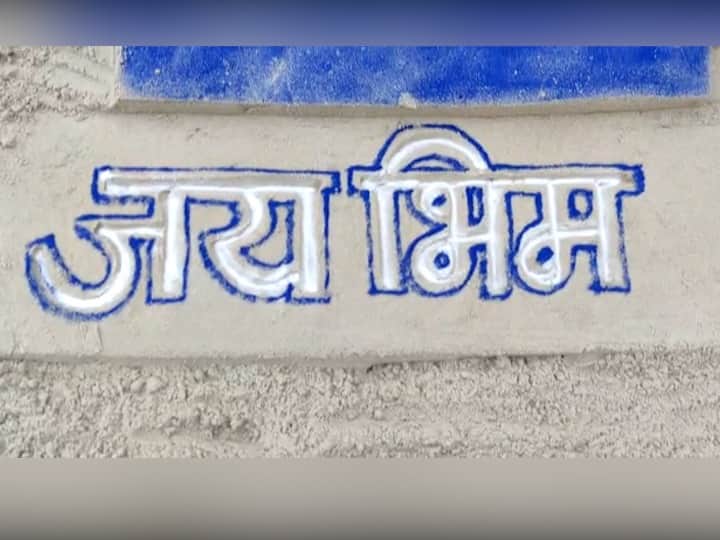 वाळूपासून डॉ. बाबासाहबांच वाळूशिल्प साकारत आगळ्यावेगळ्या पद्धतीने बाबासाहबांना अभिवादन केलं आहे.