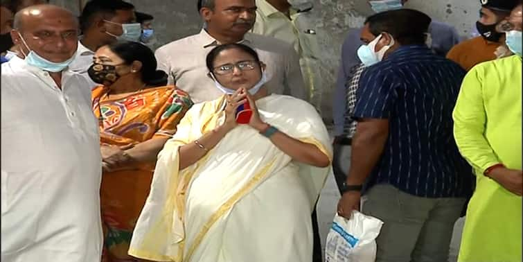 Poila Baisakh Mamata Banerjee offers prayer in Kalighat Temple Poila Baisakh: রাত পোহালেই নববর্ষ, কালীঘাট মন্দিরে পুজো দিলেন মমতা, বললেন, 'শুভবুদ্ধির উদয় হোক'