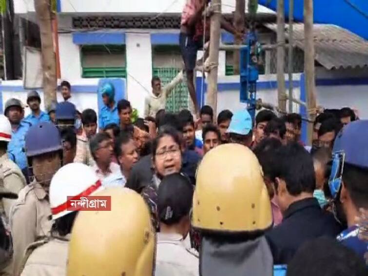 Nandigram News TMC MP Dola Sen gheraoed by party workers for allegedly not inviting Abu Taher in meeting Nandigram News: ডাক পাননি বৈঠকে, নেত্রীকে জানানোর হুঁশিয়ারি আবু তাহেরের, নন্দীগ্রামে দোলাকে ঘিরে বিক্ষোভ