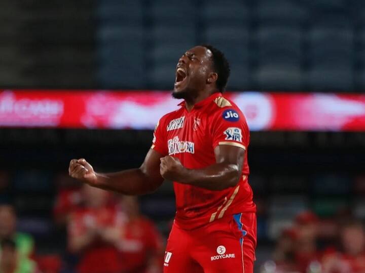 पंजाब किंग्स के तेज गेंदबाज ओडिन स्मिथ छक्के खाने में सबसे आगे हैं. इनकी गेंदों पर 15 छक्के लग चुके हैं.