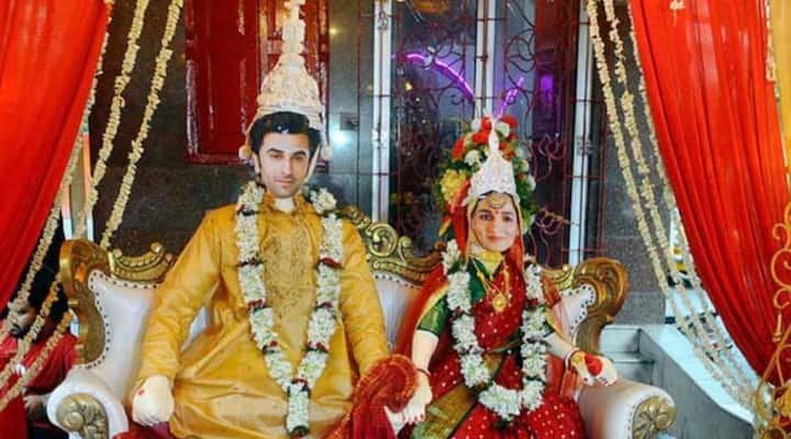 बंगाली वेशभूषेतील आलिया आणि रणबीरच्या पुतळ्यांचे फोटो सोशल मीडियावर प्रचंड व्हायरल होत आहेत.