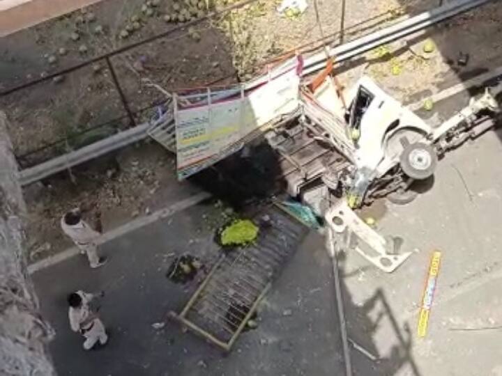 गर्मी के मौसम में नारियल पानी की डिमांड लगातार बढ़ती रहती है. इसी के चलते इंदौर की मंडी से उज्जैन में नारियल की सप्लाई होती है. शुक्रवार को नारियल से भरी टाटा मैजिक इंदौर से उज्जैन के लिए रवाना हुई. उज्जैन में त्रिवेणी ब्रिज के समीप ओवरलोड नारियल की गाड़ी 40 फीट नीचे त्रिवेणी ब्रिज से गिर गई. इस दुर्घटना में टाटा मैजिक के परखच्चे उड़ गए.