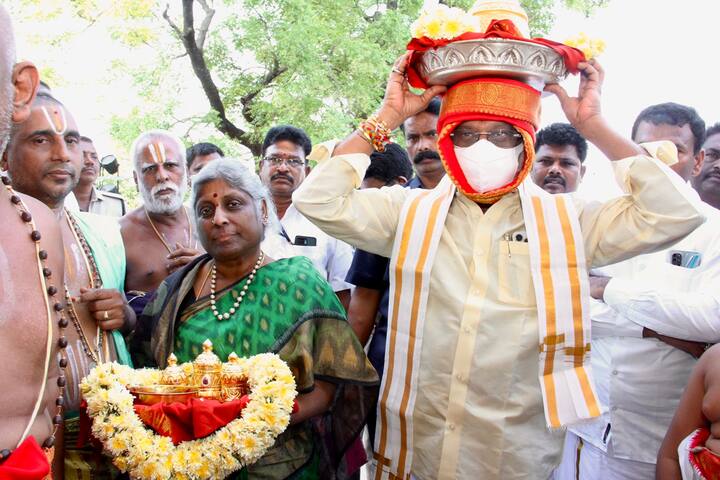 తిరుమల శ్రీవారి ఆలయం నుంచి శుక్రవారం ఒంటిమిట్ట ఆలయానికి చేరుకున్న ఈ కానుకలను టీటీడీ ఛైర్మన్ వైవీ సుబ్బారెడ్డి దంపతులు ఆలయానికి అందజేశారు.