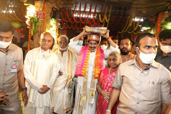 సీఎం జగన్ వెంట మంత్రి రోజా, ఎంపీలు మిథున్ రెడ్డి, అవినాష్ రెడ్డి, జిల్లా పరిషత్ ఛైర్మన్ ఆకేపాటి అమరనాథ రెడ్డి, ఎమ్మెల్యేలు మేడా మల్లిఖార్జున రెడ్డి, అధికారులు ఉన్నారు