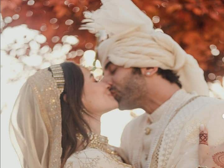 Alia Bhatt Instagram DP Changed to This Stunning Wedding Pic With Husband Ranbir Kapoor रणबीर कपूर से शादी होते ही आलिया भट्ट ने पहली फुर्सत में किया काम, देखकर फैंस भी हो जाएंगे खुश