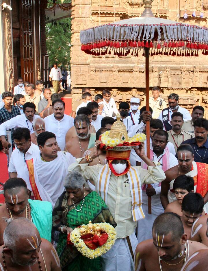ఆలయం ఎదుట ఆభరణాలు, పట్టు వస్త్రాలకు అర్చకులు శాస్త్రోక్తంగా పూజలు నిర్వహించారు. అనంతరం వీటిని ఛైర్మన్ దంపతులు ఊరేగింపుగా ఆలయంలోకి తీసుకుని వెళ్లి అర్చకులకు అందజేశారు.