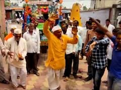 Sugarcane Farming : बघतोस काय रागानं ऊस घालवलाय वाघानं; ऊस गेल्यानंतर शेतकऱ्यानं जंगी मिरवणूक काढत केला जल्लोष