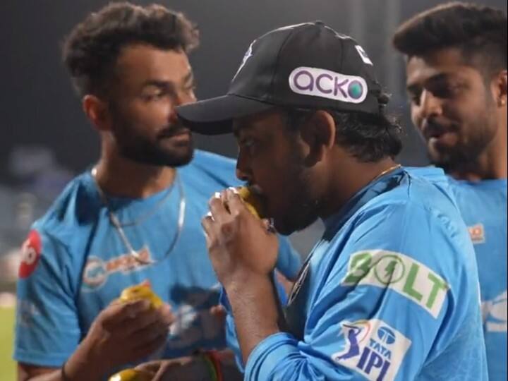 Delhi Capital teammates teaches Prithvi Shaw how to eat mango DC Shares Video IPL 2022: पृथ्वी शॉ को साथी खिलाड़ियों ने सिखाया आम खाना, देखें दिल्ली कैपिटल्स का मजेदार वीडियो