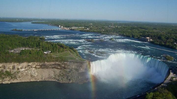 আমেরিকার প্রথম পাঁচটি পর্যটনস্থল যদি বেছে নিতে হয়। তাহলে তার মধ্যে অবশ্যই থাকবে নায়াগ্রা জলপ্রপাত। বিপুল আয়তনের এই জলপ্রপাত দেখতে সারা পৃথিবী থেকে ছুটে আসেন পর্যটকরা। কানাডা থেকেও দেখা যায় এটি।
