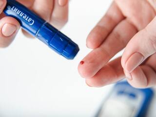 Diabetes : वडिलांचा मधुमेह 'असा' दूर करा, सोप्या टिप्स वाचा सविस्तर