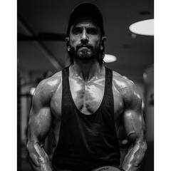 ਰਣਵੀਰ ਸਿੰਘ ਦੀ ਕੜਕ ਬੌਡੀ ਵੇਖ ਹੈਰਾਨ ਹੋਏ ਲੋਕ, ਬੋਲੇ, 'ਸਕਰੀਨ ਕ੍ਰੇਕ ਹੋ ਗਈ'