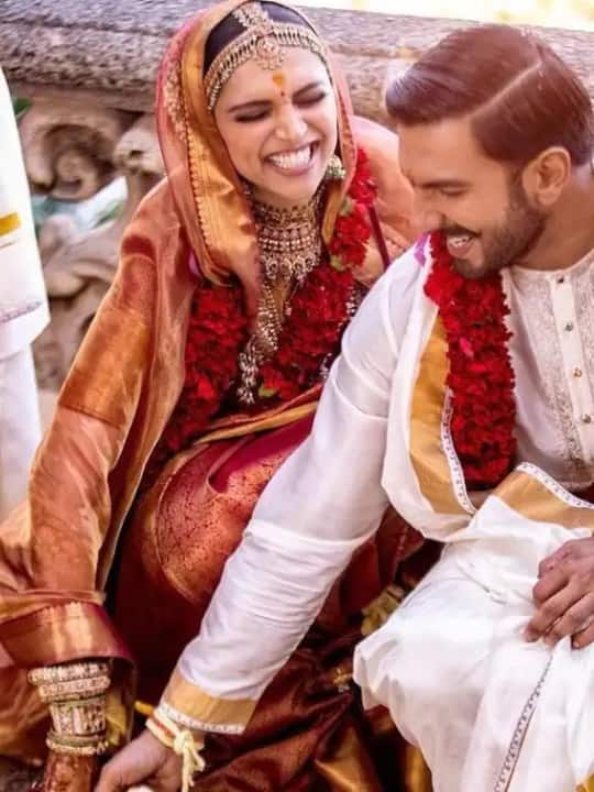 दीपिका पादुकोण ने अपनी शादी में साड़ी पहनने का ही फैसला किया था. एक्ट्रेस ने साड़ी के साथ मंत्र लिखे हुए दुप्पटे को कैरी किया था.