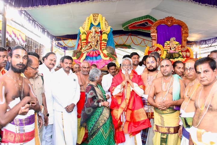 ఒంటిమిట్ట ఆలయానికి శ్రీవారి కానుకలను టీటీడీ ఛైర్మన్ వైవీ సుబ్బారెడ్డి దంపతులు ఆలయానికి అందజేశారు.