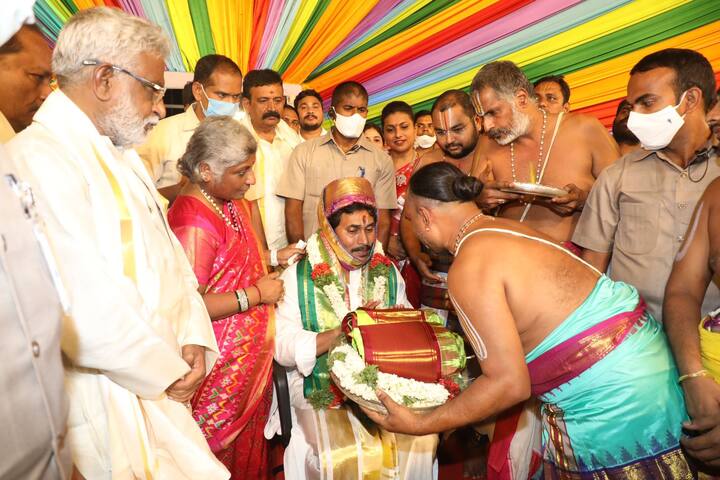 కోదండరాముడికి పట్టువస్త్రాలు సమర్పించిన సీఎం జగన్