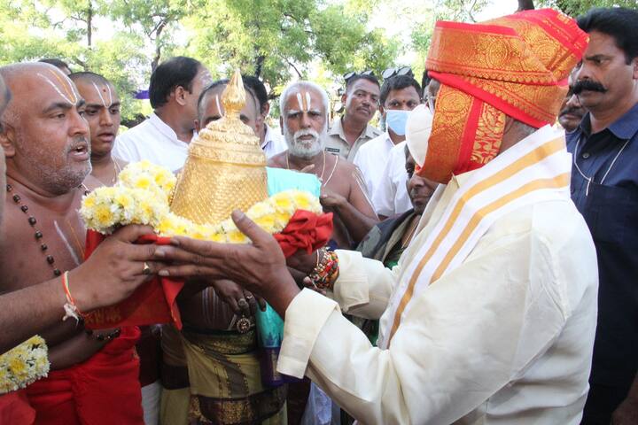 కోదండ రామునికి బంగారు కిరీటాలు, పట్టువస్త్రాలు సమర్పించిన టీటీడీ