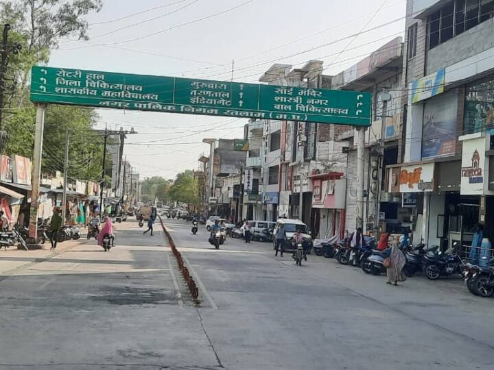 चार लाख लोगों की आबादी वाले रतलाम में अभी एक भी सिग्नल चालू नहीं है. जिसकी वजह से रोज दुर्घटनाएं हो रही है. यातायात पुलिस ने पहले भी पत्र लिखकर आला अधिकारियों को सिग्नल के मेंटेनेंस के बारे में अवगत कराया था. सिग्नल बंद रहने की वजह से दुर्घटनाओं की आशंका भी बनी रहती है.