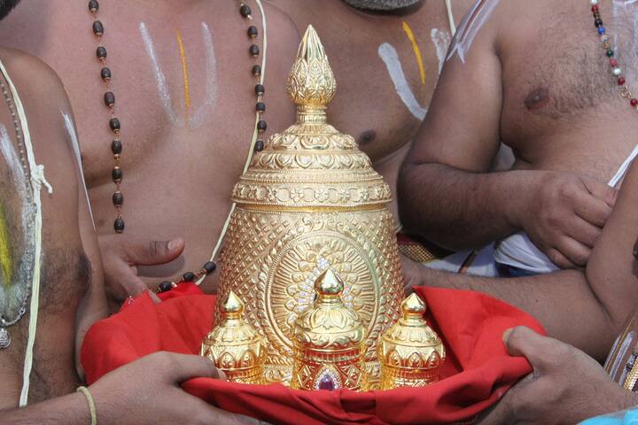 ఒంటిమిట్ట కోదండ రామయ్య కల్యాణం సందర్భంగా తిరుమల శ్రీవారు సుమారు 400 గ్రాముల బరువు గల నాలుగు బంగారు కిరీటాలు, పట్టు వస్త్రాలు కానుకగా పంపారు.