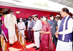 Venkaiah Naidu in Ayodhya: पत्नी के साथ अयोध्या पहुंचे उपराष्ट्रपति वेंकैया नायडू, रामलला का लिया आशीर्वाद, सामने आईं तस्वीरें