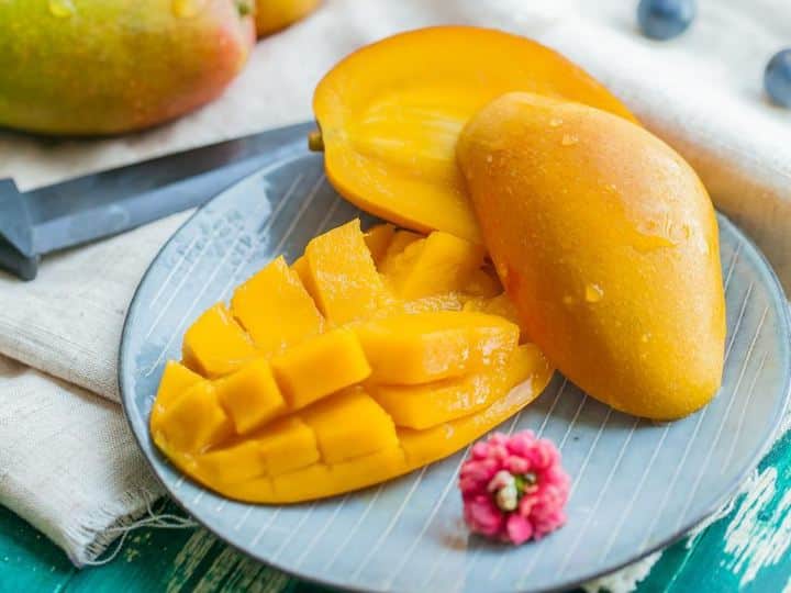 What Food Should Not Eat With Mango Which Foods Should Not Be Eaten Together Side Effects Of Mango Health Tips: आम के साथ भूलकर भी ये चीजें न खाएं, पड़ सकते हैं बीमार