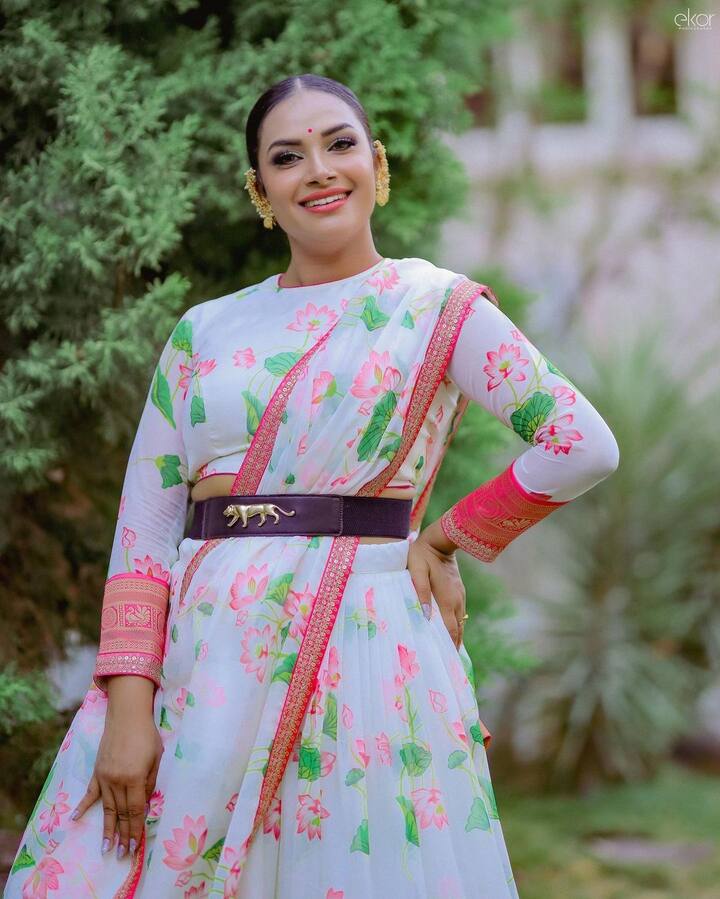 హరితేజ ఎప్పటిలా కాకుండా కాస్త కొత్తగా హెయిర్ స్టైల్, మేకప్ ట్రై చేసింది. అందుకే ఆమె సరికొత్త లుక్ తో కనిపిస్తోంది. -Image credit: Hariteja/Instagram