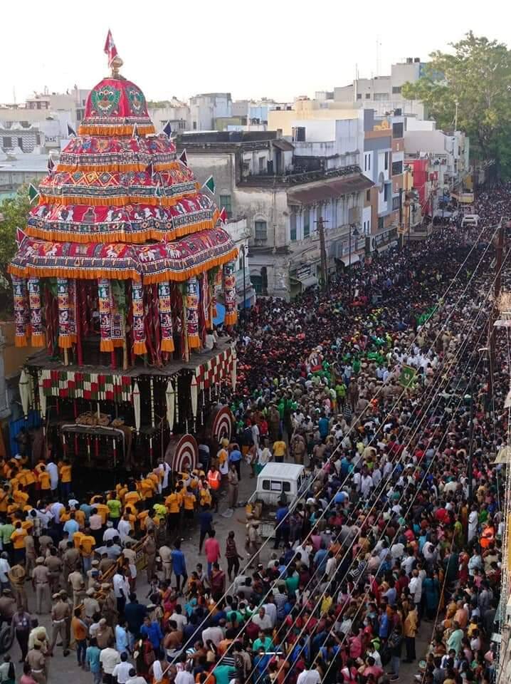மீனாட்சி சுந்தரேஸ்வரர் தேர் திருவிழாவை காண வந்த பக்தர்கள் கூட்டம் வெள்ளம் போல் காட்சியளிக்கிறது.