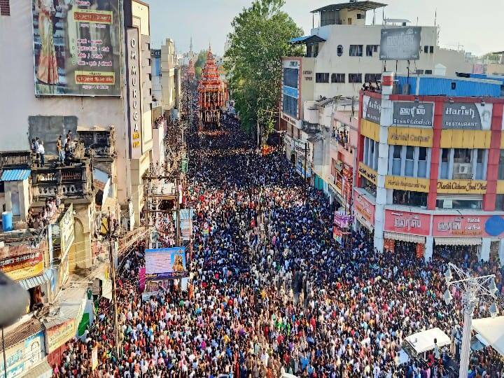மீனாட்சி - சொக்கர் திருத்தேரைக் காண மதுரை மக்கள்.