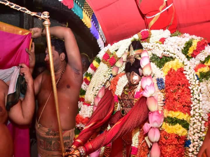 Madurai Chithirai Thiruvizha Held in the presence of thousands Madurai Chithirai Thiruvizha: கோவிந்தா, கோவிந்தா கோஷம் முழங்க நடந்த கள்ளழகர் எதிர்சேவை