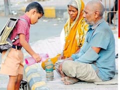 सड़क किनारे बैठे बुजुर्ग दंपत्ति को पानी देता बच्चा.. फोटो देख ट्विटर यूजर्स ने लगाई तारीफों की झड़ी