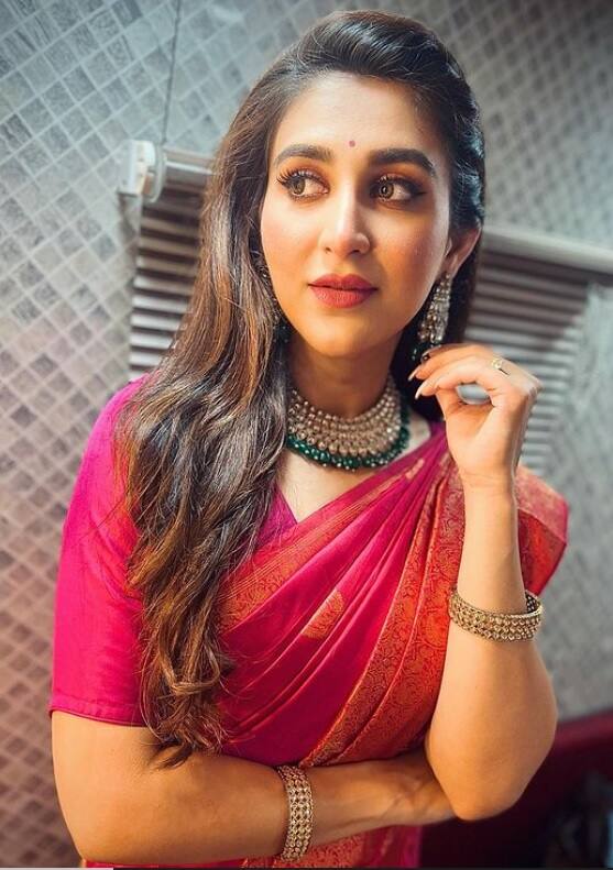 গোলাপী শাড়ির সঙ্গে মিক্স-অ্যান্ড-ম্যাচিং করে গয়না পরে ছবি পোস্ট করলেন অভিনেত্রী ঐন্দ্রিলা সেন। লিখলেন, 'প্রতিটি মুহূর্ত কাটুক আনন্দে..শুভ নববর্ষ'।