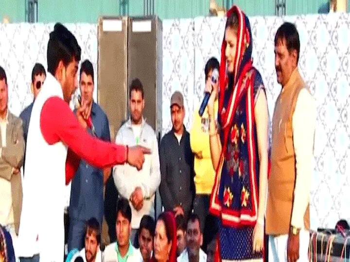 Sapna Choudhary Used To Sing Ragini On Stage With Dance, Watch Video सपना चौधरी डांस के साथ-साथ जब स्टेज पर गाया करती थीं रागिनी, ऑडियंस किया करते थे खूब पैसों की बरसात!