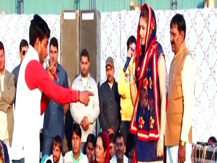 सपना चौधरी डांस के साथ-साथ जब स्टेज पर गाया करती थीं रागिनी, ऑडियंस किया करते थे खूब पैसों की बरसात! Sapna Choudhary Used To Sing Ragini On Stage With Dance, Watch Video सपना चौधरी डांस के साथ-साथ जब स्टेज पर गाया करती थीं रागिनी, ऑडियंस किया करते थे खूब पैसों की बरसात!