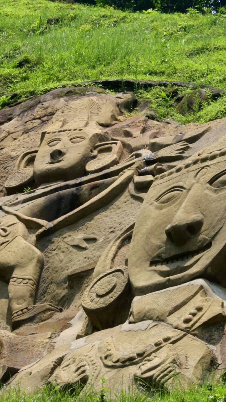 ਪਹਿਲੀ ਕਥਾ ਮੁਤਾਬਕ ਭਗਵਾਨ ਸ਼ਿਵ ਇੱਕ ਕਰੋੜ ਦੇਵਤਿਆਂ ਨਾਲ ਇਸ ਖੇਤਰ ਚੋਂ ਲੰਘ ਰਹੇ ਸੀ। ਰਾਤ ਦਾ ਸਮਾਂ ਸੀ ਤਾਂ ਹੋਰ ਦੇਵੀ ਦੇਵਤਿਆਂ ਨੇ ਸ਼ਿਵ ਨੂੰ ਉਨਾਕੋਟੀ ਵਿਖੇ ਰੁਕਣ ਅਤੇ ਆਰਾਮ ਕਰਨ ਲਈ ਕਿਹਾ। ਸ਼ਿਵ ਨੇ ਹਾਮੀ ਭਰ ਦਿੱਤੀ, ਪਰ ਨਾਲ ਹੀ ਉਸ ਨੇ ਇਹ ਵੀ ਕਿਹਾ ਕਿ ਸੂਰਜ ਚੜ੍ਹਨ ਤੋਂ ਪਹਿਲਾਂ ਸਾਰਿਆਂ ਨੂੰ ਇਹ ਥਾਂ ਛੱਡਣੀ ਪਵੇਗੀ। ਪਰ ਸੂਰਜ ਚੜ੍ਹਨ ਵੇਲੇ ਕੇਵਲ ਭਗਵਾਨ ਸ਼ਿਵ ਹੀ ਜਾਗ ਸਕਦੇ ਸੀ, ਬਾਕੀ ਸਾਰੇ ਦੇਵਤੇ ਸੁੱਤੇ ਹੋਏ ਸੀ। ਇਹ ਦੇਖ ਕੇ ਭਗਵਾਨ ਸ਼ਿਵ ਨੇ ਗੁੱਸੇ ਵਿਚ ਆ ਕੇ ਸਾਰਿਆਂ ਨੂੰ ਸਰਾਪ ਦਿੱਤਾ ਤੇ ਸਾਰਿਆਂ ਨੂੰ ਪੱਥਰ ਬਣਾ ਦਿੱਤਾ। ਇਸ ਕਾਰਨ ਇੱਥੇ 99 ਲੱਖ 99 ਹਜ਼ਾਰ 999 ਮੂਰਤੀਆਂ ਹਨ, ਯਾਨੀ ਇੱਕ ਕਰੋੜ ਤੋਂ ਵੀ ਘੱਟ।