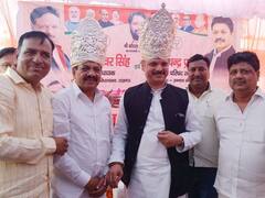 UP: राजेश्वर सिंह को भेंट में मिला चांदी का मुकुट, बीजेपी विधायक बोले- इसे गरीब बेटी को शादी में आशीर्वाद स्वरूप दिया जाए