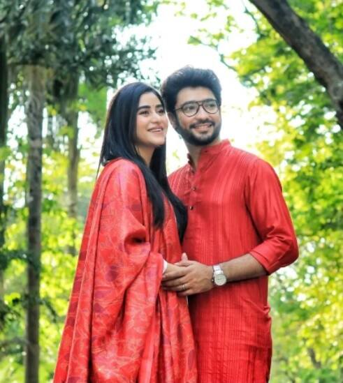 বছরের প্রথম দিনে লাল পাঞ্জাবী ও চুড়িদারে ট্যুইনিং করলেন গৌরব ও ঋদ্ধিমা। অনুরাগীদের শুভেচ্ছা জানিয়ে ছবি পোস্ট করলেন।