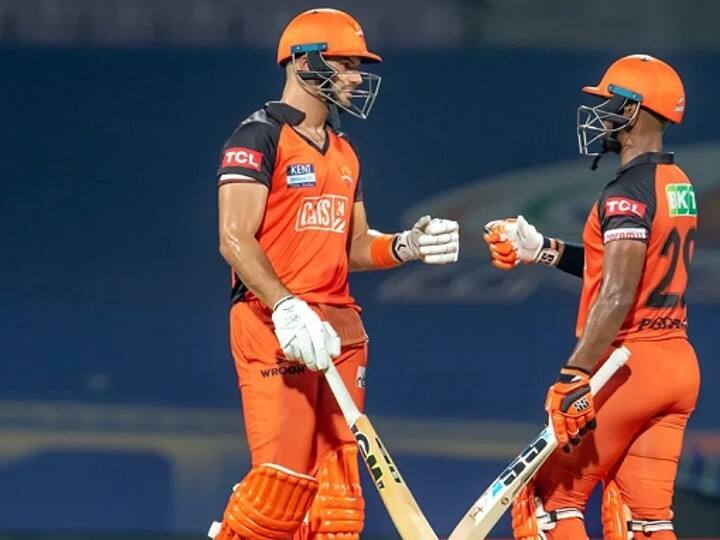 सनराइजर्स हैदराबाद के दक्षिण अफ्रीकी खिलाड़ी एडन मार्करम इस लिस्ट में तीसरे नंबर पर हैं. मार्करम ने चार मैचों की तीन पारियों में दो बार नाबाद रहते हुए 81 रन बनाए हैं. ऐसे में इनका बल्लेबाजी औसत 81 है. (फोटो सोर्स: iplt20.com)