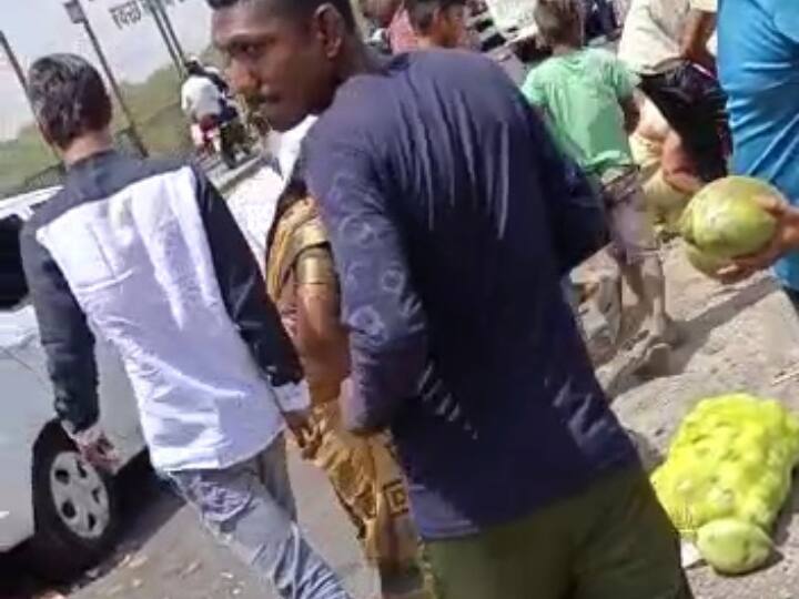 गाड़ी कई भागों में विभक्त हो गई मगर वाहन के साथ नीचे गिरे चालक पवन निवासी उज्जैन को खरोंच तक नहीं आई. नानाखेड़ा थाना के जांच अधिकारी लाखन सिंह ने बताया कि पवन पूरी तरह सुरक्षित है. यह किसी करिश्मे से कम नहीं है.