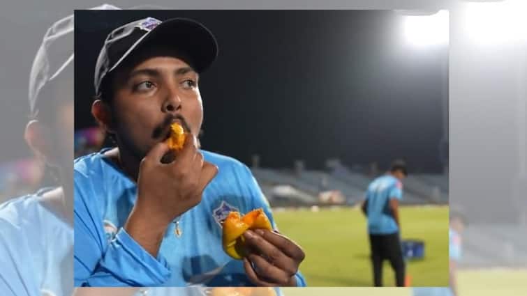 IPL 2022: Delhi Capitals stars teach Prithvi Shaw the art of eating a mango without cutting it IPL 2022: খোসা না ছাড়িয়ে আম খাবেন কীভাবে! পৃথ্বীকে শিখিয়ে দিলেন সতীর্থরা