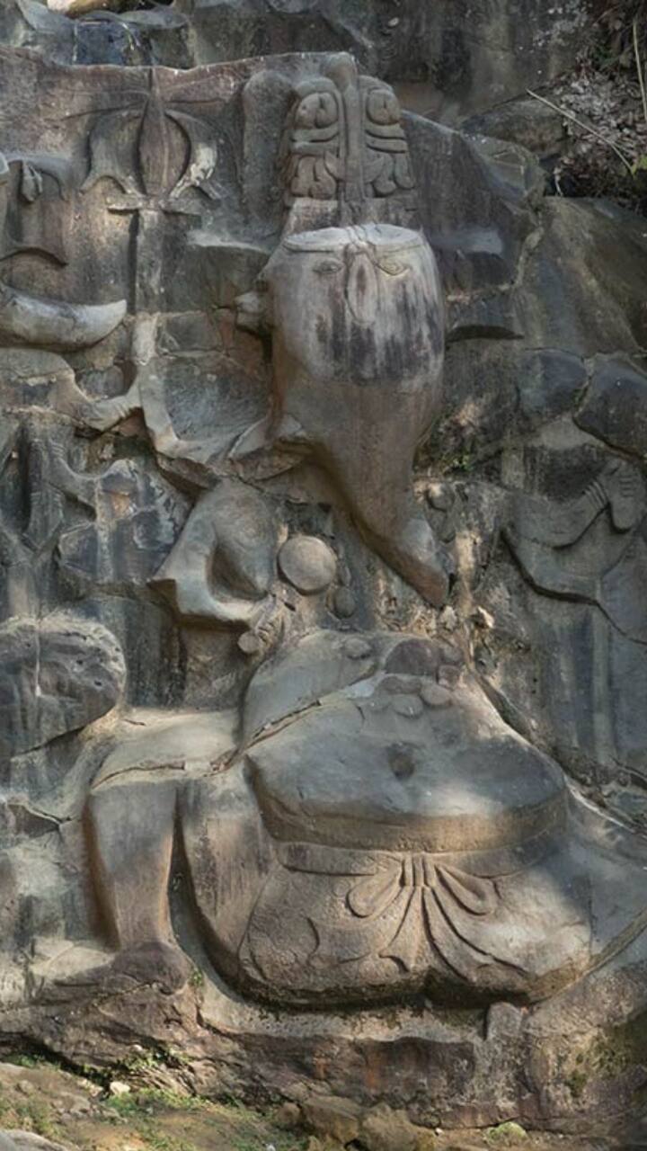 ਬੇਸ਼ੱਕ ਇਸ ਸਥਾਨ ਬਾਰੇ ਕਈ ਕਹਾਣੀਆਂ ਪ੍ਰਚੱਲਤ ਹਨ ਪਰ ਆਸ-ਪਾਸ ਦੇ ਪਿੰਡਾਂ ਵਿੱਚ ਦੋ ਕਹਾਣੀਆਂ ਅਜਿਹੀਆਂ ਹਨ ਜੋ ਲੋਕ ਇੱਕ ਦੂਜੇ ਨੂੰ ਬੜੀ ਦਿਲਚਸਪੀ ਨਾਲ ਸੁਣਾਉਂਦੇ ਹਨ।