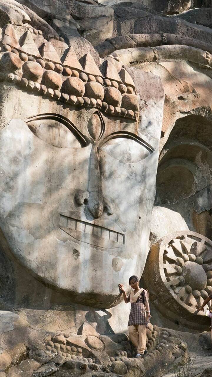 ਇੱਕ ਹੋਰ ਕਹਾਣੀ ਵੀ ਹੈ ਜਿਸ ਮੁਤਾਬਕ ਇਸ ਇਲਾਕੇ ਵਿੱਚ ਕਾਲੂ ਨਾਂਅ ਦਾ ਇੱਕ ਕਾਰੀਗਰ ਰਹਿੰਦਾ ਸੀ। ਕਾਲੂ ਭਗਵਾਨ ਸ਼ਿਵ ਦਾ ਬਹੁਤ ਵੱਡਾ ਭਗਤ ਸੀ। ਆਪਣੀ ਸ਼ਰਧਾ ਨਾਲ, ਉਹ ਭਗਵਾਨ ਸ਼ਿਵ ਅਤੇ ਮਾਤਾ ਪਾਰਵਤੀ ਨੂੰ ਖੁਸ਼ ਕਰਨਾ ਚਾਹੁੰਦਾ ਸੀ ਅਤੇ ਉਨ੍ਹਾਂ ਦੇ ਨਾਲ ਕੈਲਾਸ਼ ਪਰਬਤ 'ਤੇ ਜਾਣਾ ਚਾਹੁੰਦਾ ਸੀ ਪਰ ਕਿਉਂਕਿ ਇਹ ਧਰਤੀ ਦੇ ਕਿਸੇ ਵੀ ਮਨੁੱਖ ਲਈ ਸੰਭਵ ਨਹੀਂ ਸੀ, ਭਗਵਾਨ ਸ਼ਿਵ ਨੇ ਉਸ ਨੂੰ ਇਨਕਾਰ ਕਰ ਦਿੱਤਾ, ਪਰ ਕਾਲੂ ਆਪਣੀ ਜ਼ਿੱਦ 'ਤੇ ਅਡੋਲ ਰਿਹਾ। ਕਾਲੂ ਦੀ ਜ਼ਿੱਦ ਦੇਖ ਕੇ ਭਗਵਾਨ ਸ਼ਿਵ ਨੇ ਇੱਕ ਸ਼ਰਤ ਰੱਖੀ। ਸ਼ਰਤ ਮੁਤਾਬਕ ਉਸ ਨੇ ਇੱਕ ਰਾਤ ਵਿੱਚ ਇੱਕ ਕਰੋੜ ਮੂਰਤੀਆਂ ਬਣਾਉਣੀਆਂ ਸੀ।