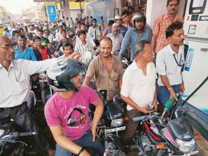 Petrol sold at Rs 1 per liter in solapur Maharashtra police control crowd Petrol Price Hike: इस शहर में 1 रुपये प्रति लीटर बिका पेट्रोल, पुलिस ने किया भीड़ को नियंत्रित
