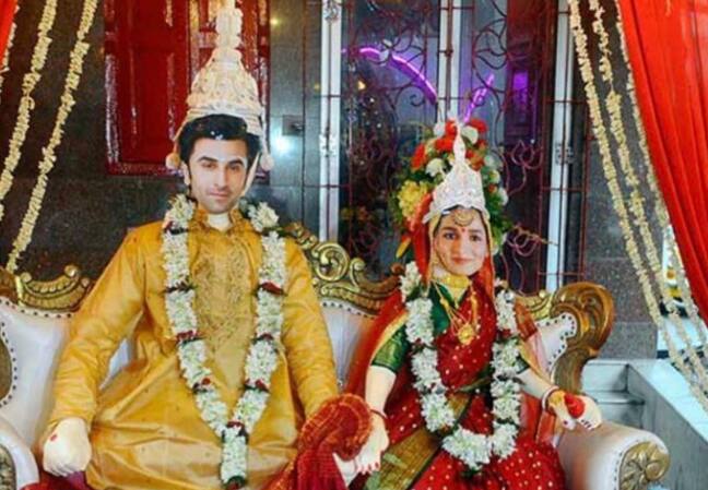 कोलकातातील आलिया-रणबीरच्या चाहत्यांनी त्यांचे लग्न बंगाली रितीरिवाजांनुसार लावले आहे.