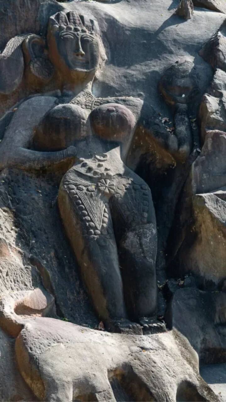 ਮੂਰਤੀਆਂ ਦੀ ਗਿਣਤੀ ਦੇ ਆਧਾਰ 'ਤੇ ਇਸ ਦਾ ਨਾਂ ਉਨਾਕੋਟੀ ਰੱਖਿਆ ਗਿਆ ਹੈ। ਉਨਾਕੋਟੀ ਦੋ ਸ਼ਬਦਾਂ ਦਾ ਸੁਮੇਲ ਹੈ।