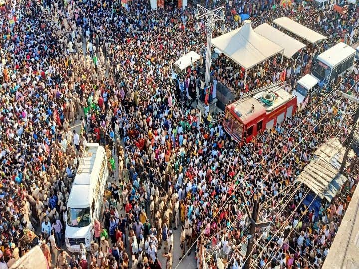 சித்திரைத் திருவிழா தேரோட்டத்தில் மக்கள் வெள்ளம்.
