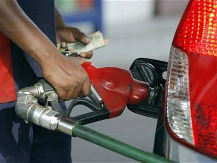 Petrol Diesel Price Today 15 April 2022 petrol diesel rate not changed today know latest rate of your city iocl fuel rates crude oil Petrol Diesel Price : पेट्रोल-डिझेलचे आजचे दर जारी; जाणून घ्या, देशासह राज्यातील प्रमुख शहरांतील किमती