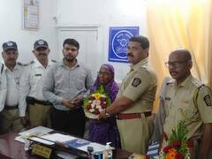 Kalyan : झाडू विकणाऱ्या महिलेचा प्रामाणिकपणा, दोन लाखांचं ब्रेसलेट केलं परत  